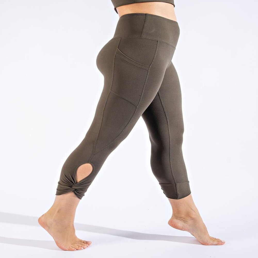 WOMENS SOFT SEAM DETAIL CAPRI KEYHOLE YOGA LEGGINGS W/POCKETS SIZES 1X-3X OLIVE